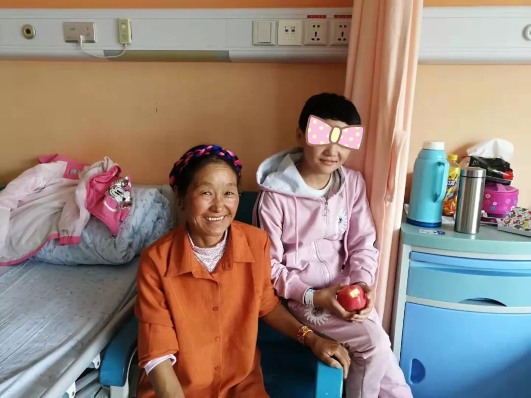 D:\黄佳沁-工作\1、新闻宣传工作\6、院报\2019\399期\1\我院迎来第400例西藏先髋患儿\旦增普赤和妈妈.jpg