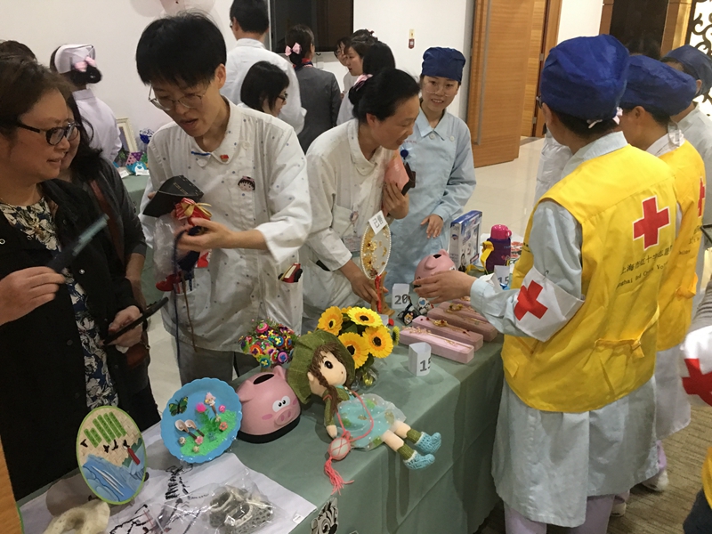 D:\黄佳沁-工作\1、新闻宣传工作\4、报道撰写\2019年\20190508-上海市红十字儿童医院开展世界红十字日系列活动\义卖_副本.jpg