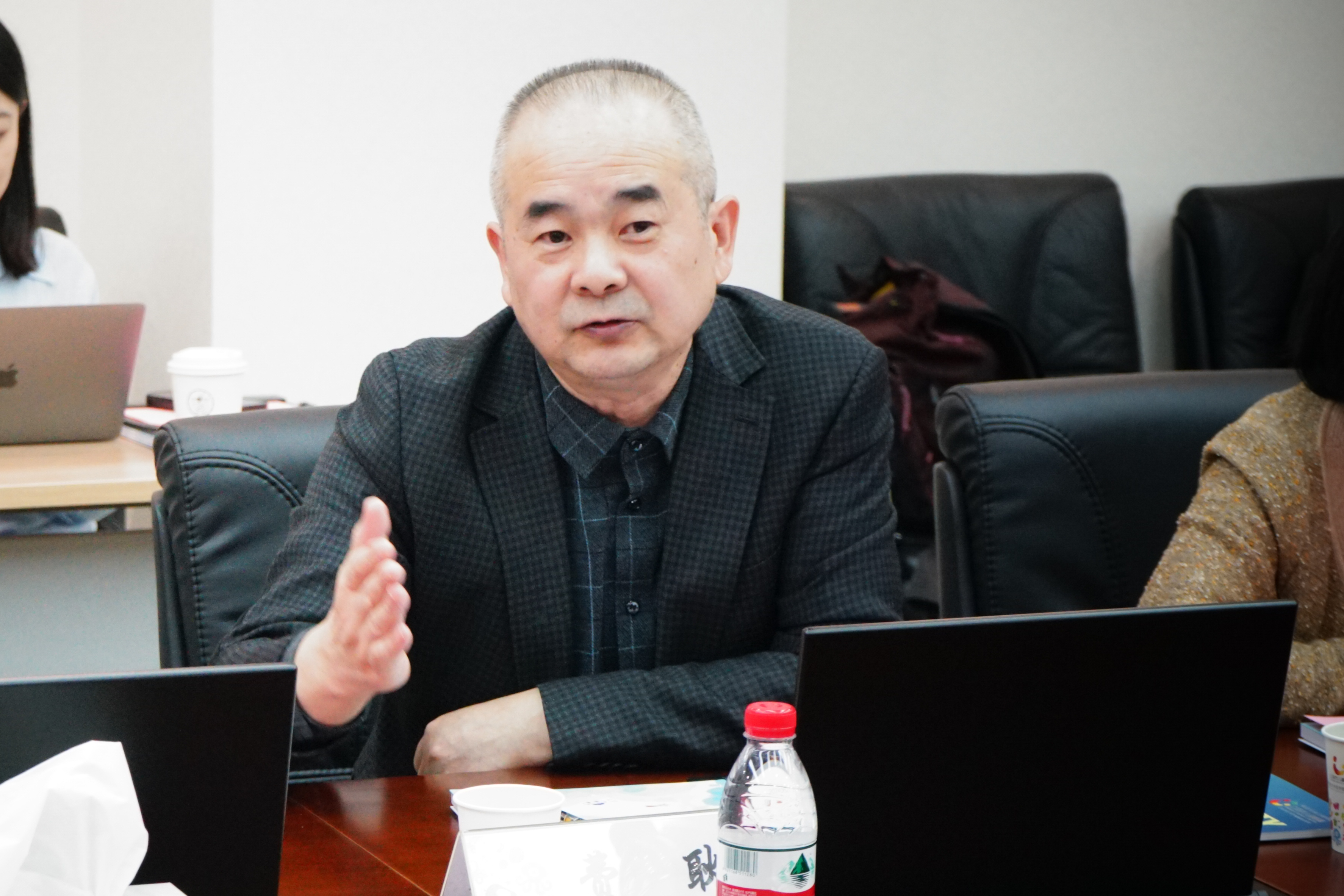 桌子前坐着的人描述已自动生成